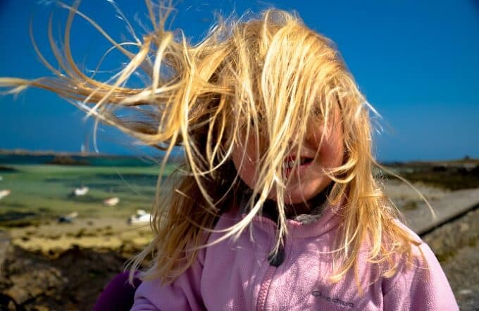 Petite fille les cheveux au vent